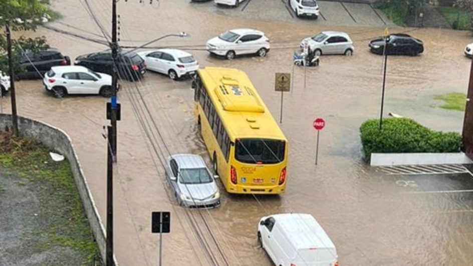 Chuva gera caos no trânsito de Joinville com interdições, impactos em ônibus e carros de app