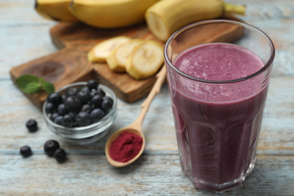 Vitamina energética de açaí com banana e whey (Imagem: New Africa | Shutterstock)