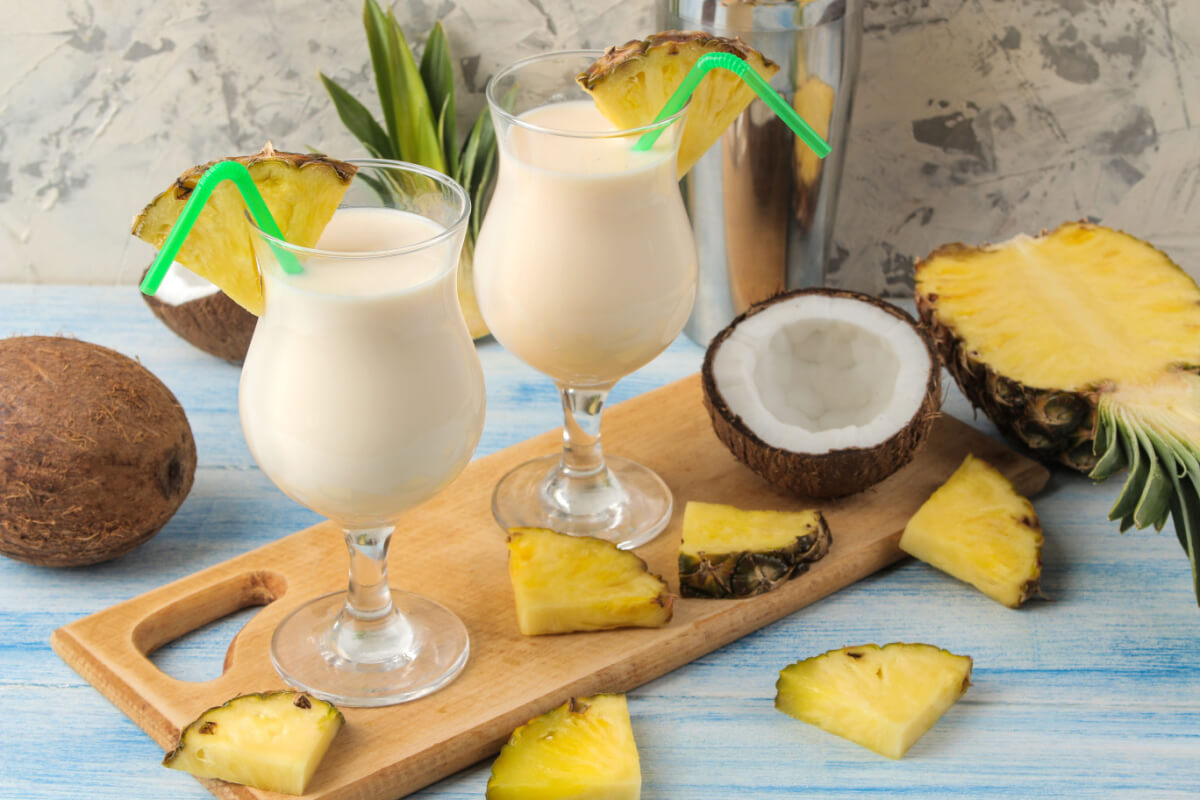 Vitamina tropical de coco com abacaxi (Imagem: MK studio | Shutterstock)