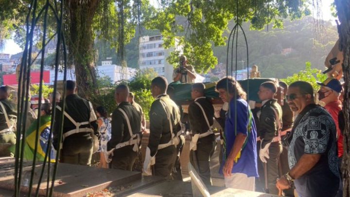 Com presença de Cafú e fãs, Zagallo é sepultado no Rio de Janeiro