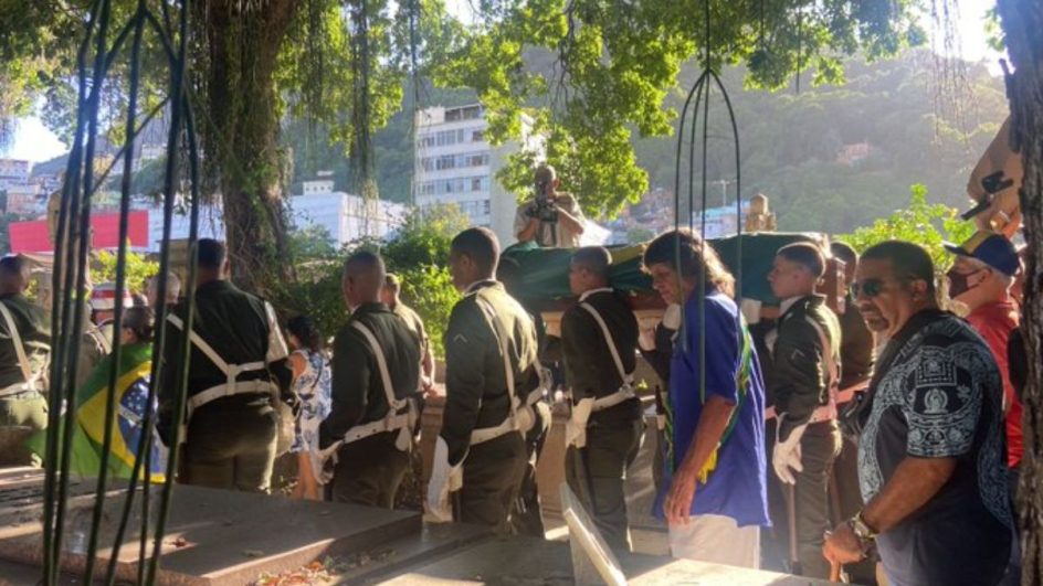 Com presença de Cafú e fãs, Zagallo é sepultado no Rio de Janeiro