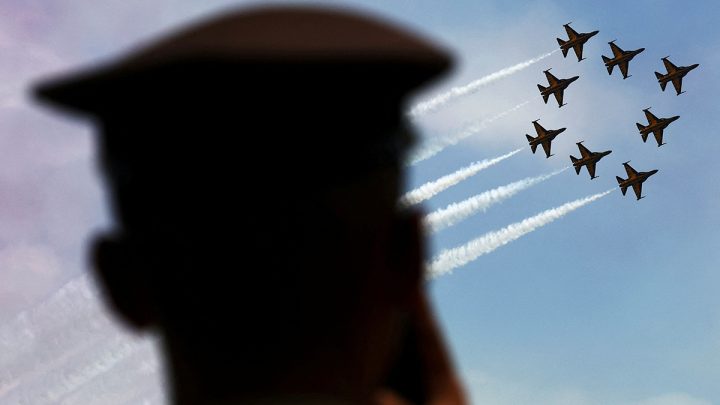 Homem observa show de aeronaves