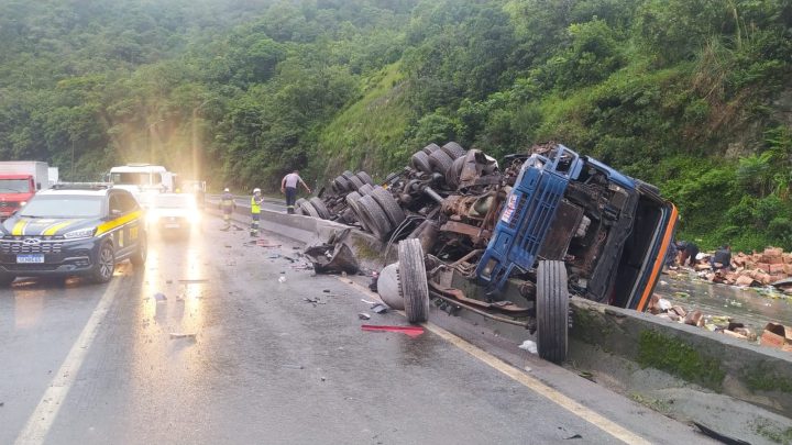 Caminhão tomba na BR-376, interdita rodovia entre SC e PR e deixa motorista em estado grave