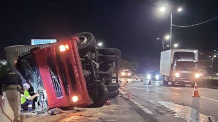 Caminhão tomba, deixa feridos e causa congestionamento na BR -101, Grande Florianópolis