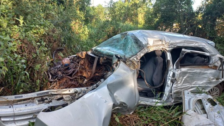 Mulher perde o controle de carro e morre após sair da pista em rodovia de Chapecó