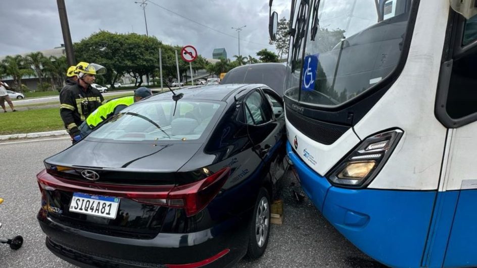 Colisão entre carro e ônibus no Centro de Florianópolis deixa mulher ferida