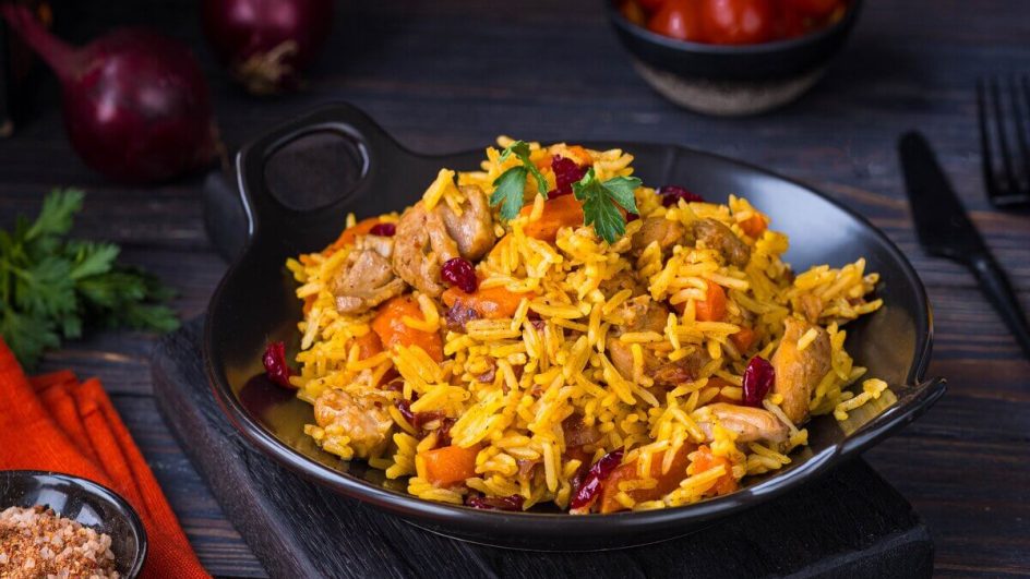 Arroz com frango, cenoura e cranberry (Imagem: Happy_food_photo | Shutterstock)