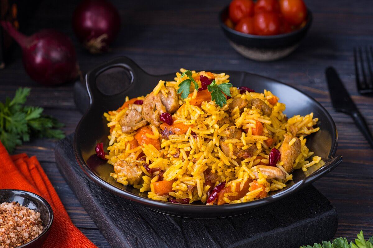 Arroz com frango, cenoura e cranberry (Imagem: Happy_food_photo | Shutterstock)
