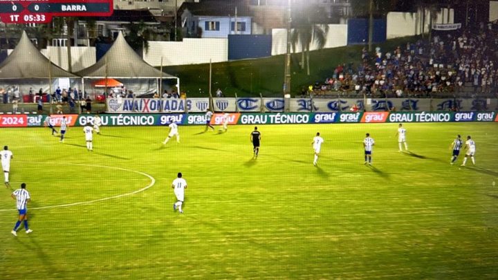 Quadro parado do lance que gerou o gol do Avaí contra o Barra. Impedimento marcado em campo foi corrigido pelo VAR (Foto: reprodução, MB TV)