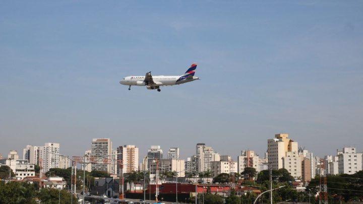 Avião da Latam durante voo (Foto: Rovena Rosa, Agência Brasil)