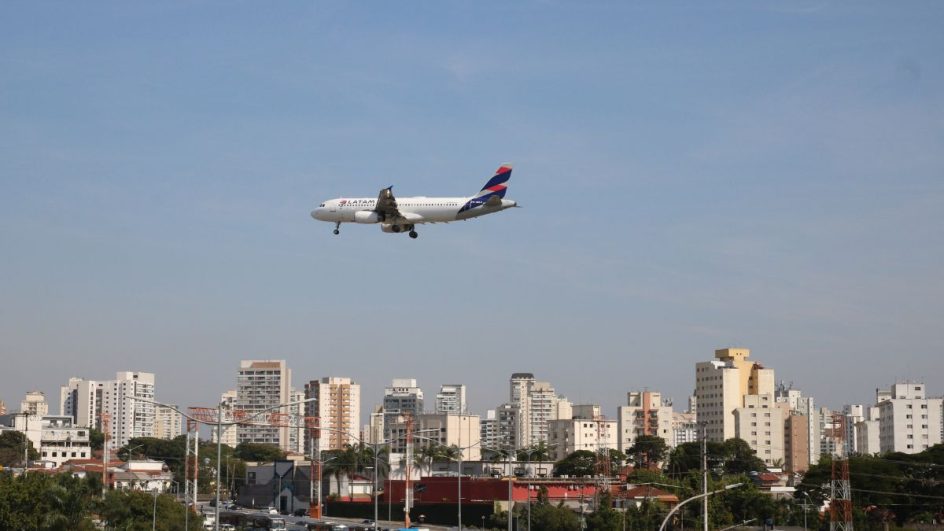 Avião da Latam durante voo (Foto: Rovena Rosa, Agência Brasil)