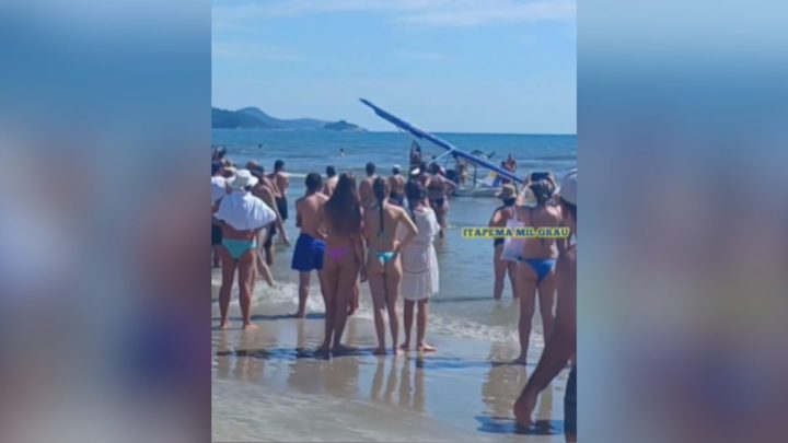 Avião ultraleve cai no mar e duas pessoas são resgatadas no Litoral Norte de SC