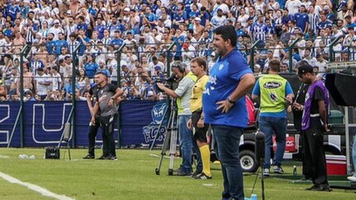 Eduardo Barroca e João Burse fizeram um bom duelo de estratégias durante o clássico no Orlando Scarpelli (Foto: Fabiano Rateke, Avaí FC)
