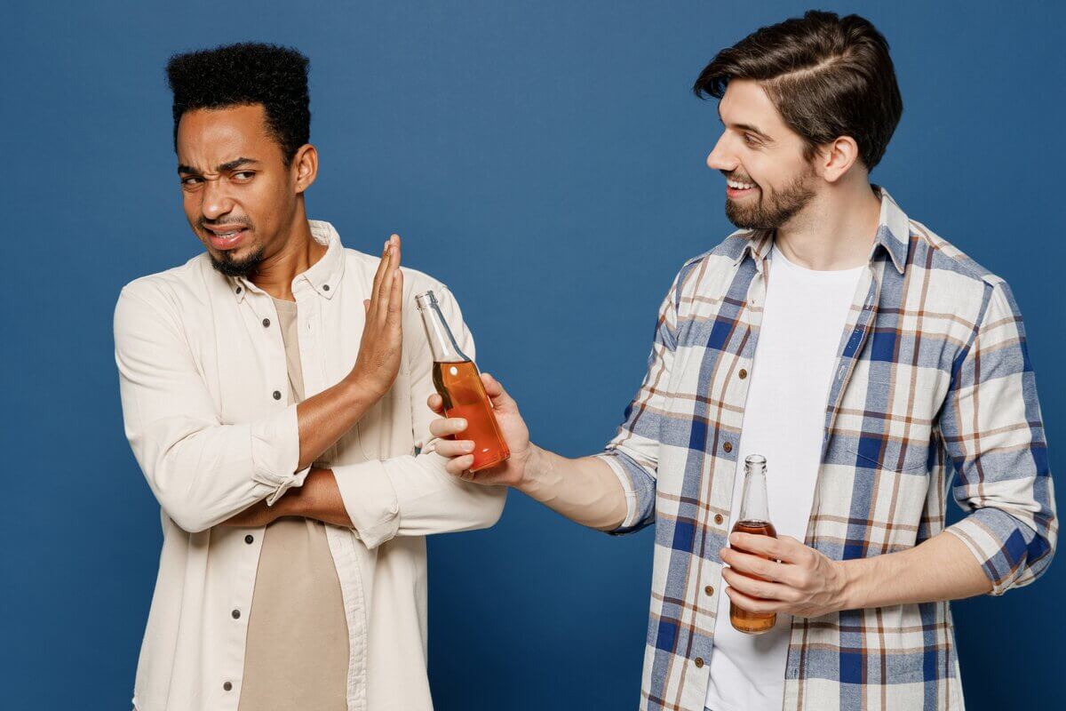 Dia da Ressaca traz a conscientização a respeito de uma vida mais saudável (Imagem ViDI Studio | Shutterstock)