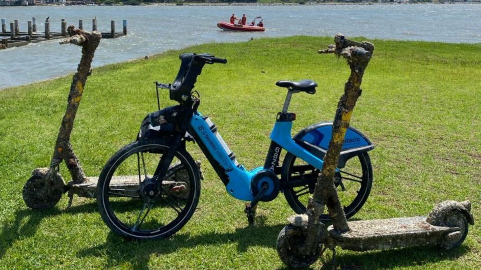 Bicicleta e patinetes elétricos são recuperados pelos bombeiros (Foto: Divulgação, CBMSC)