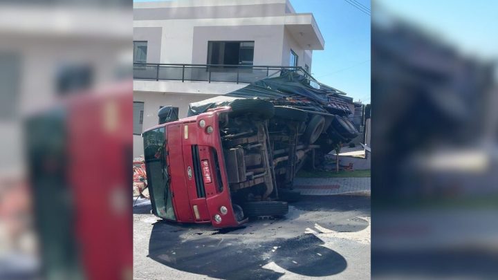 Caminhão desgovernado carregado de farinha invade casa no Oeste de SC