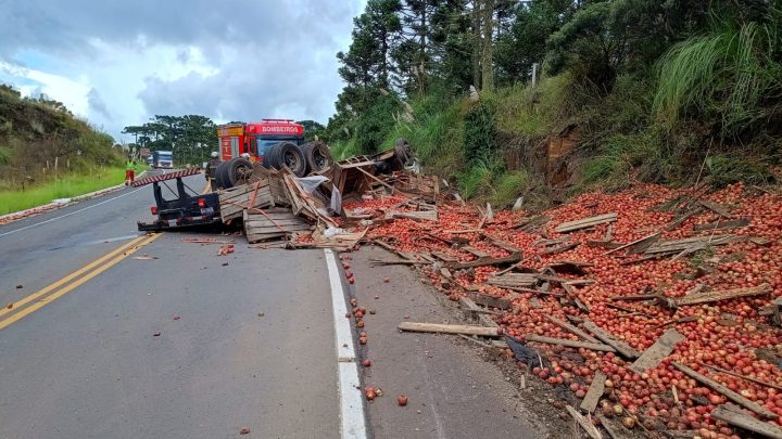 Caminhão com carga de maça tomba e casal morre em rodovia de São Joaquim