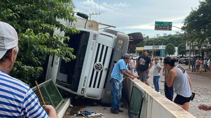 Caminhão tomba em cima de pedestre em São Domingos (Foto: Reprodução)