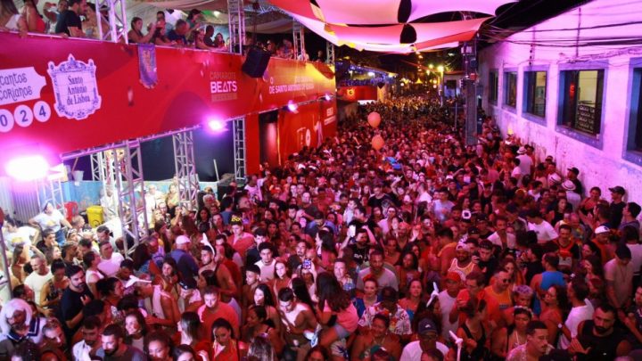 Primeira noite de Carnaval lotou ruas de Santo Antônio de Lisboa, em Florianópolis