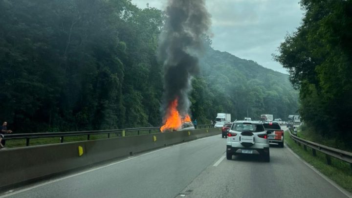 Carro pega fogo na BR-101, na Grande Florianópolis