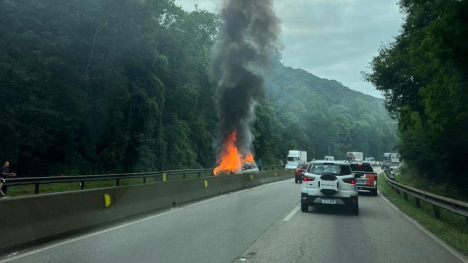 Carro pega fogo na BR-101, na Grande Florianópolis