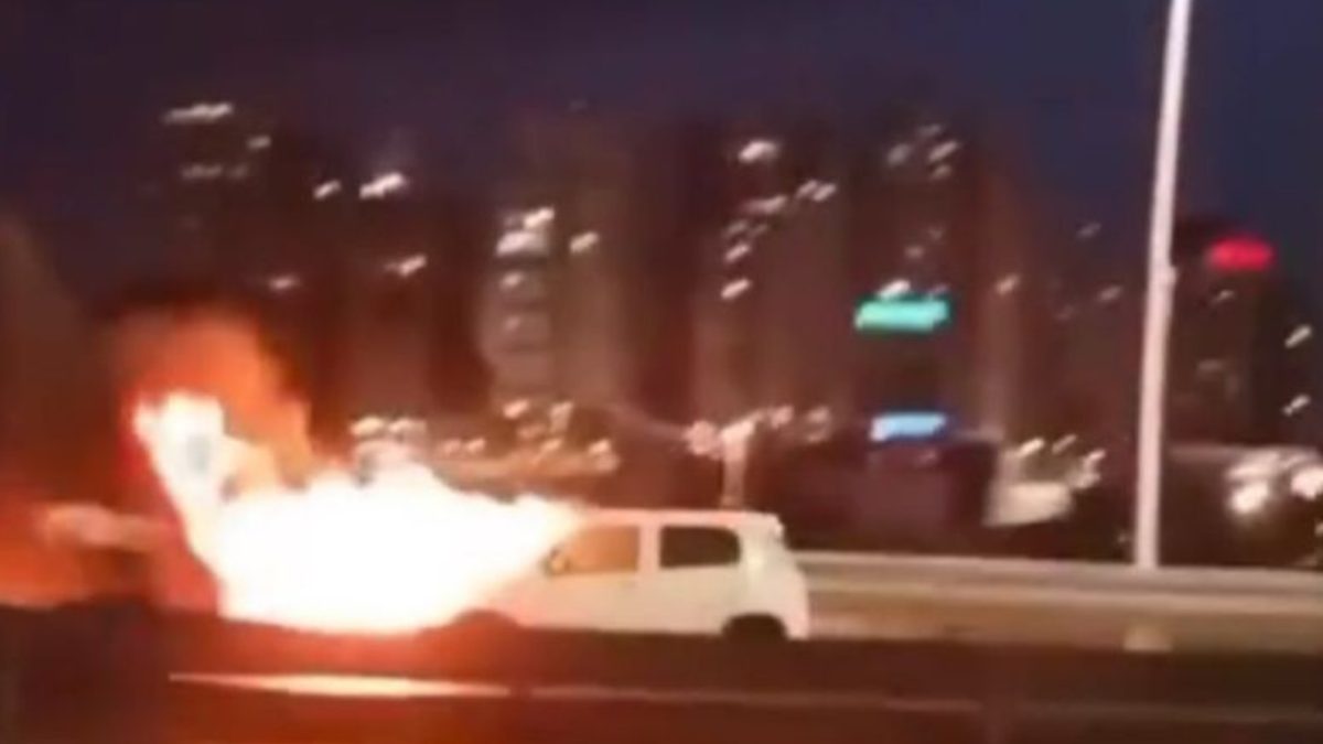 Carro pega fogo e interdita ponte Colombo Salles, em Florianópolis