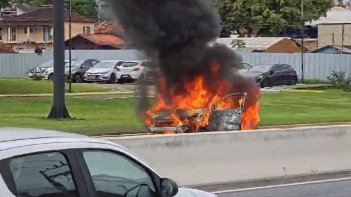 Carro pegando fogo na SC-401