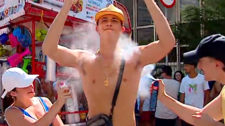Casal vende sprayzada de desodorante no Carnaval de rua em Florianópolis (1)