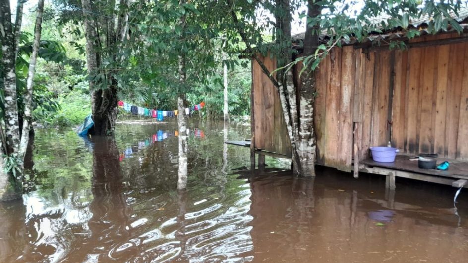 VÍDEO: Centenas de indígenas têm casas atingidas por alagamentos em SC