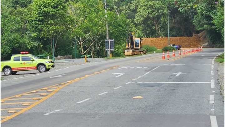 Cerca de 160 toneladas de solo contaminado é removido de local acidente Serra Dona Francisca