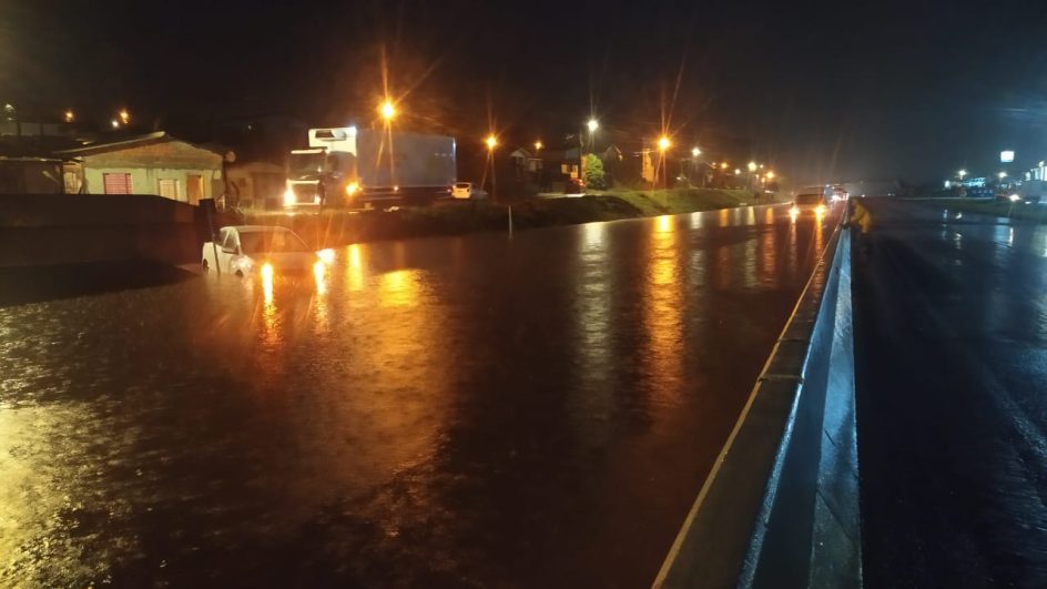 Chuva no Oeste de SC deixa família ilhada e rodovia debaixo d'água-2