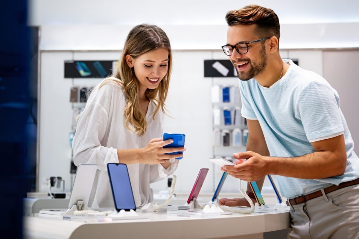 Ter atenção na hora de comprar um celular ajuda a evitar fraudes (Imagem: NDAB Creativity | Shutterstock)