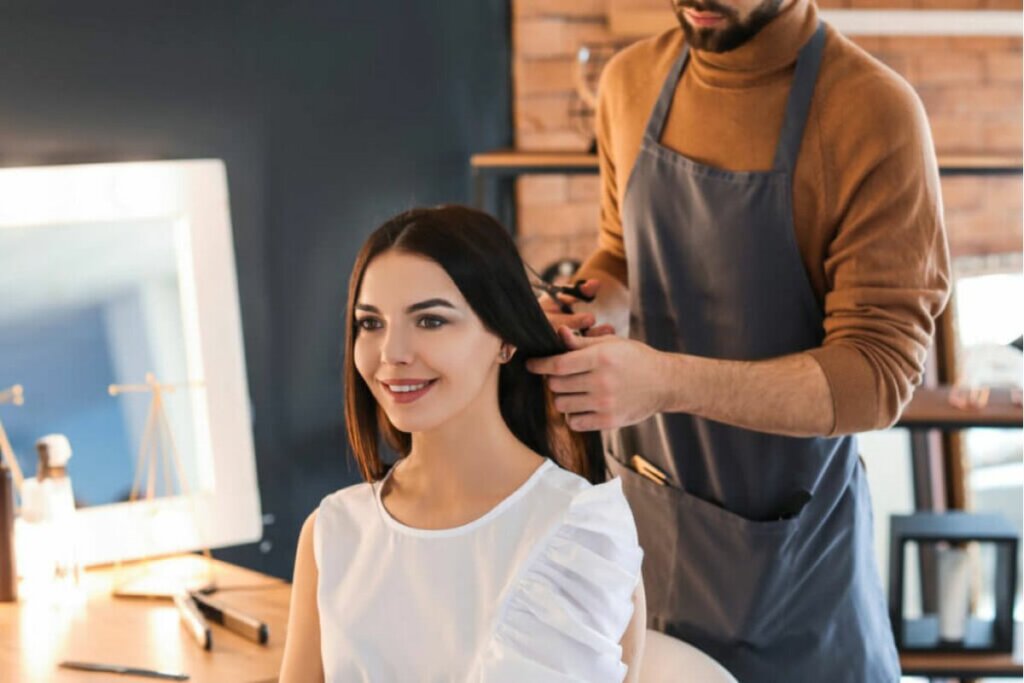 Cabelo longo não é indicado para quem trabalha com o público (Imagem: Pixel-Shot | Shutterstock)