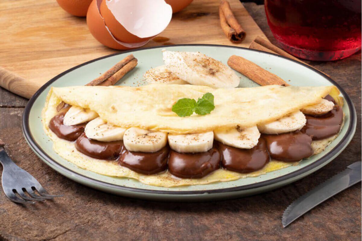 Crepioca recheada com banana e chocolate (Imagem: RoYam | Shutterstock)