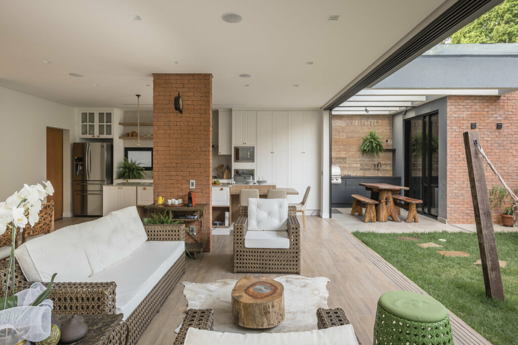 Combinar a madeira com os elementos da decoração torna o ambiente mais elegante (Imagem: Projeto do PB Arquitetura | Henrique Ribeiro)