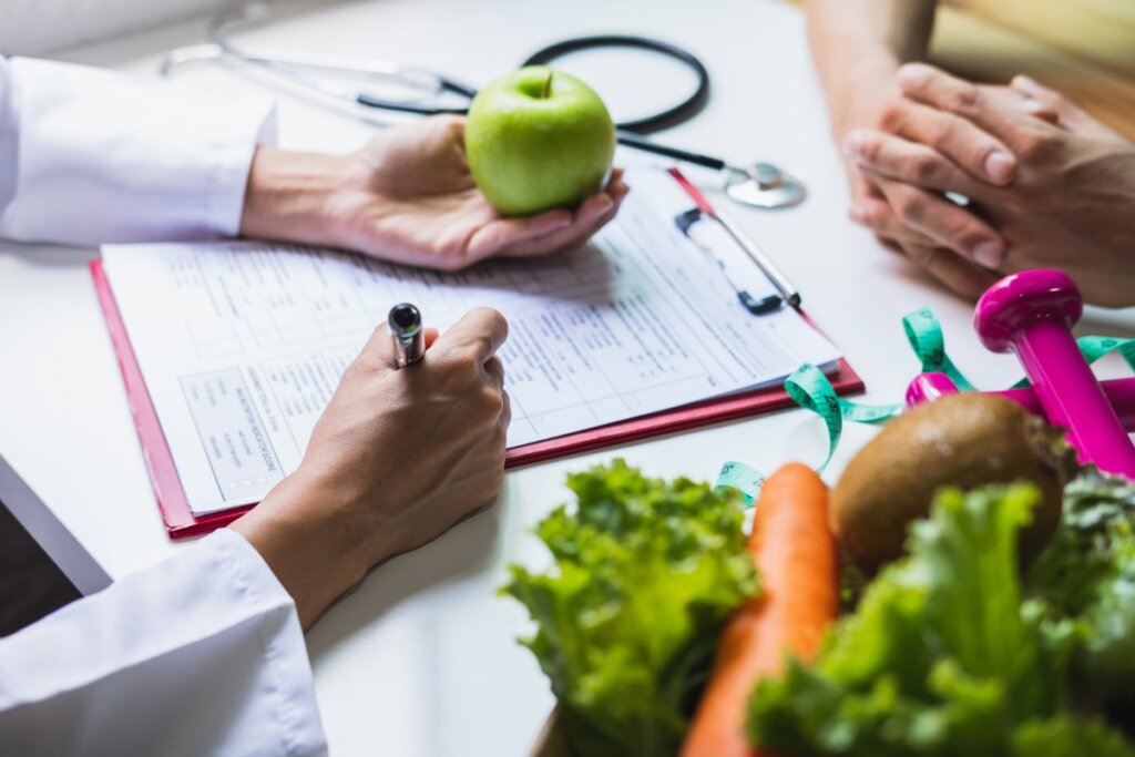 Alimentação equilibrada é mais benéfica do que dietas extremas (Imagem: kitzcorner | Shutterstock)