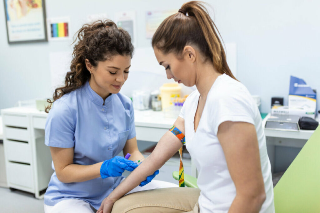 Coletar o sangue é simples e rápido (Imagem: Photoroyalty | Shutterstock)