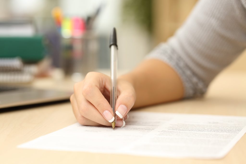 Explorar os temas relevantes para a sociedade é uma das estratégias para enriquecer o repertório (Imagem: Antonio Guillem | Shutterstock)