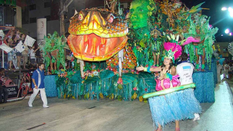 Entenda a origem dos desfiles luxuosos no Carnaval de Joaçaba