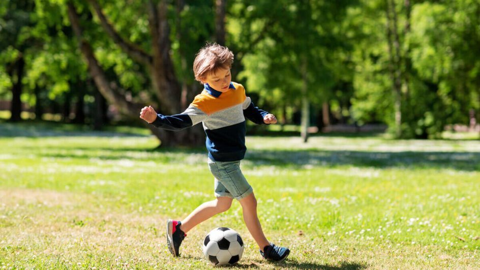 Praticar esportes beneficia crianças e adolescentes de diversas maneiras (Imagem: Ground Picture | Shutterstock)