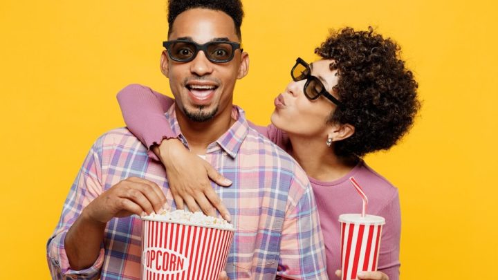 Um filme a dois é uma ótima forma de aproveitar este dia especial (Imagem: ViDI Studio | Shutterstock)
