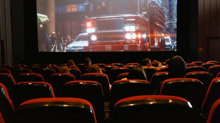 Funcionários esquecem da última sessão e público fica preso em cinema