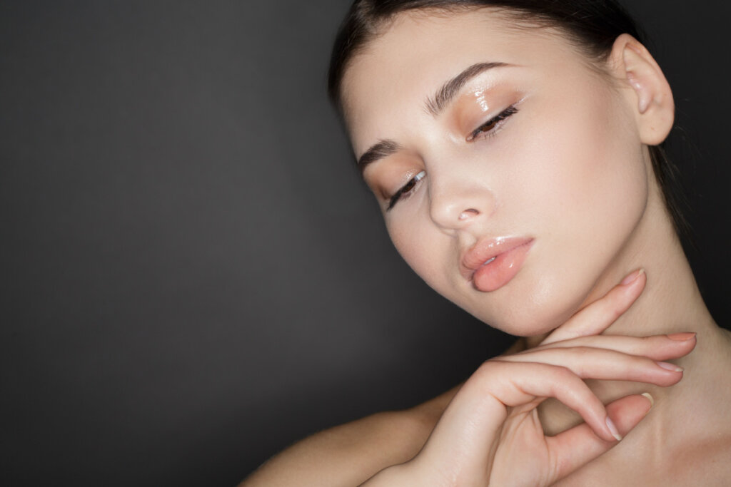 A sombra brilhante e glossy nos olhos promete dar um visual jovial e luminoso (Imagem: Nestor Rizhniak | Shutterstock)