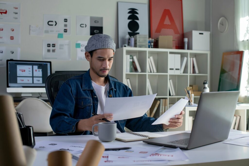Trabalho gráfico passa por três etapas até ser finalizado (Imagem: amenic181 | Shutterstock)