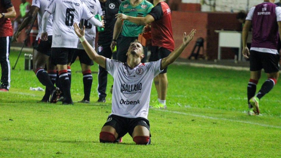 Guilherme Cachoeira celebra gol pelo JEC e aponta evolução do time: “11 atletas até o final”