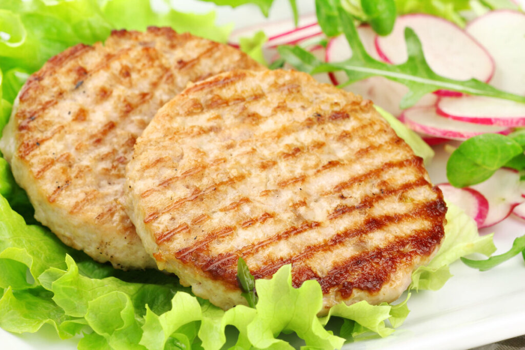 Hambúrguer de frango (Imagem: kuvona | Shutterstock)