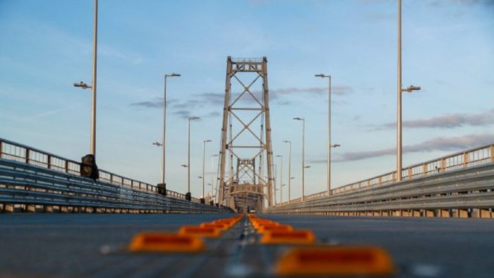 Foto de baixo para cima da pista na Ponte Hercílio Luz