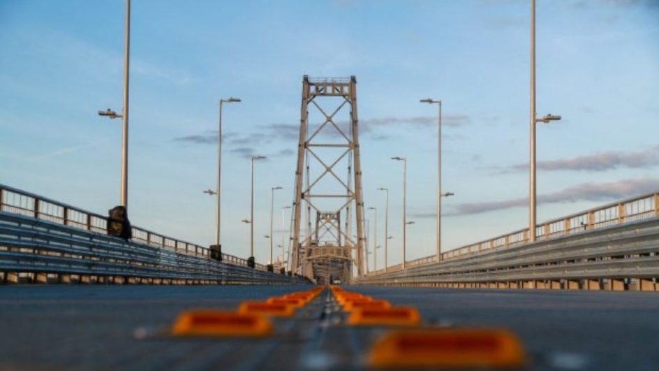 Foto de baixo para cima da pista na Ponte Hercílio Luz
