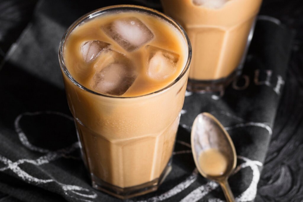 Iced milk coffee (Imagem: Freepik | Freepik)