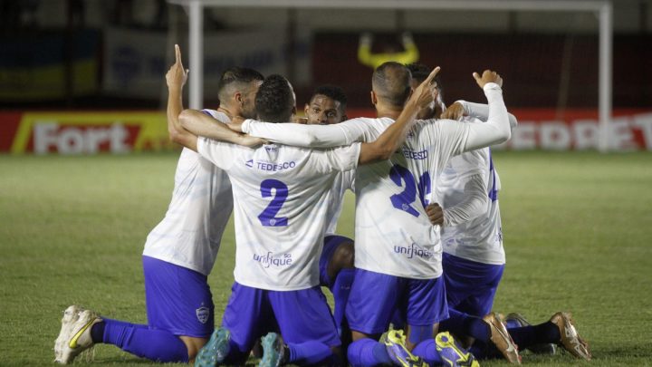 Jogadores do Barra comemoram gol em Lages